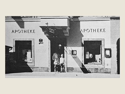 Schwarz-Weiß-Foto des Apothekenportals an der Landstraße 16 im Jahr 1973 mit Adler-Wappen und Schriftzug „Apotheke“