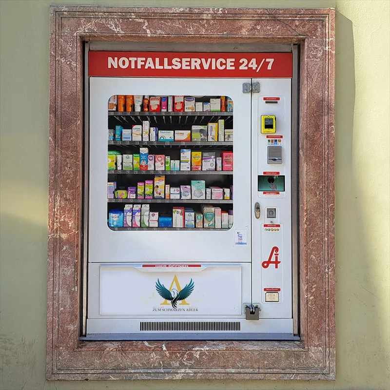 MedyBOX „Notfallservice 24/7“ in der Fassade der Apotheke mit Fächern für ausgewählte Produkte